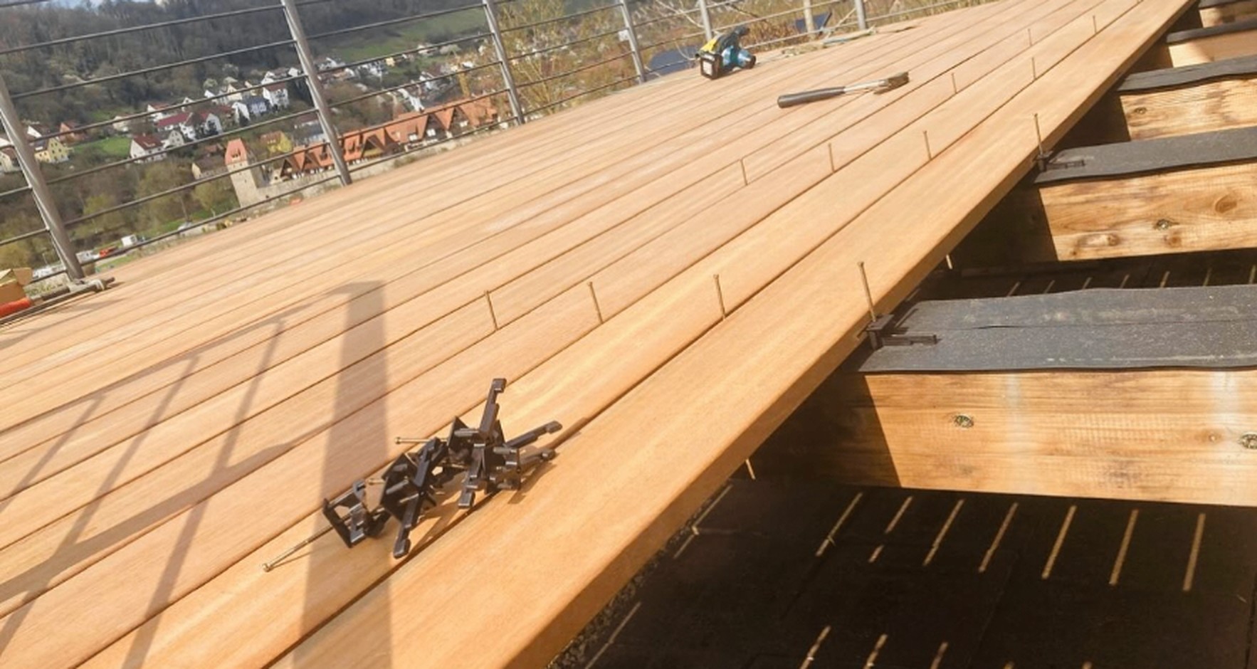 Verlegter Bangkirai-Terrassenbelag mit Blick über das Kochertal
