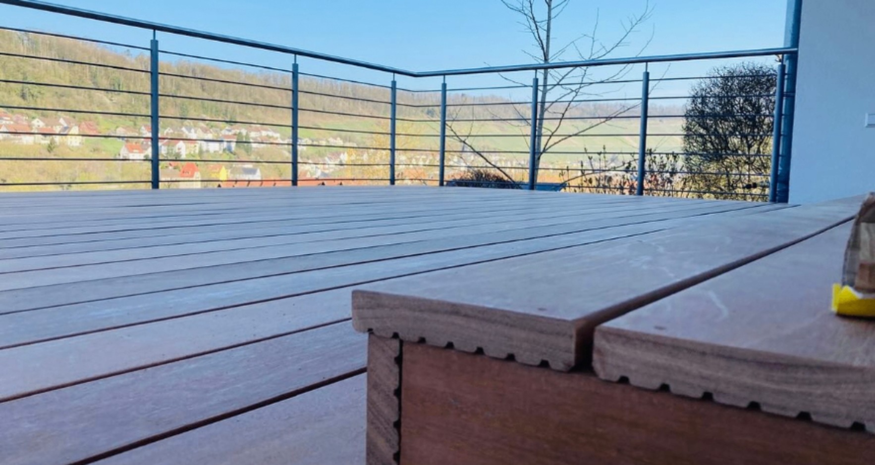 Fertige Terrasse aus Bangkirai mit Stufe und Geländer