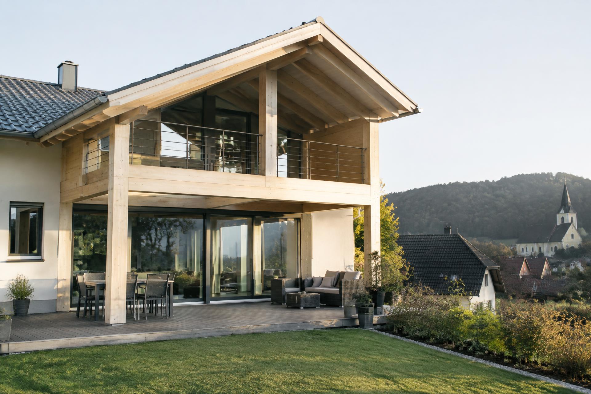 Modernes Holzbau-Projekt mit sichtbarer Holzkonstruktion an einem Wohnhaus